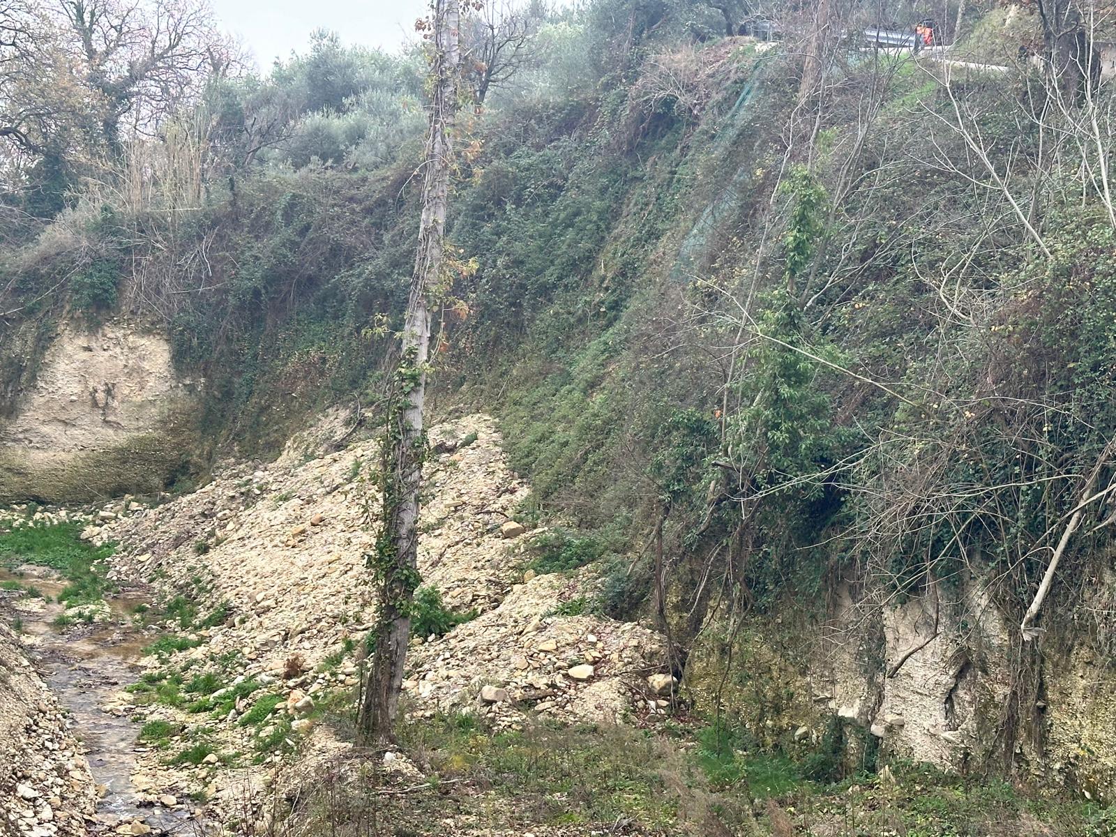 Ripristino dissesto idrogeologico lungo la strada comunale, in loc. Piancavallino, nel comune di Cingoli (MC)